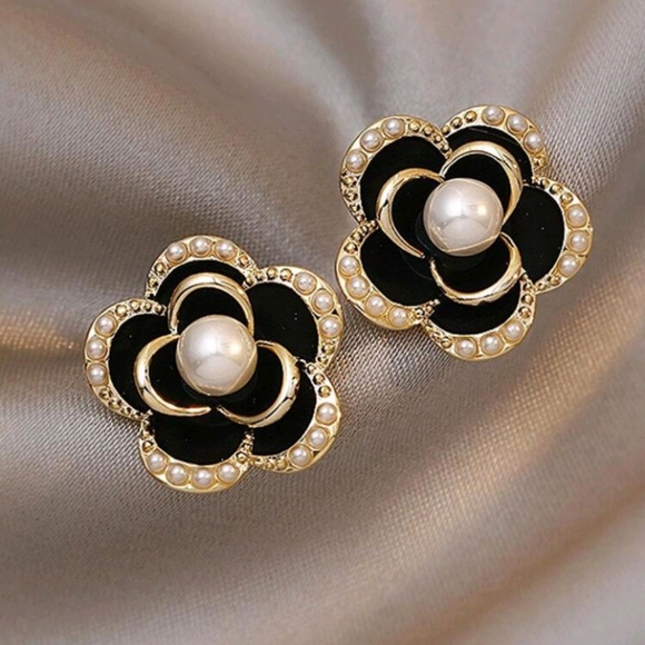 #119. Elegant Women's Black White Gold Flower Fashion Stud Earrings. - Picture 1 of 5